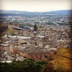 Час взбирались на гору ради лучшего вида на Эдинбург. \/ One hour ckimbing on mountain for a best view on Edinburgh.