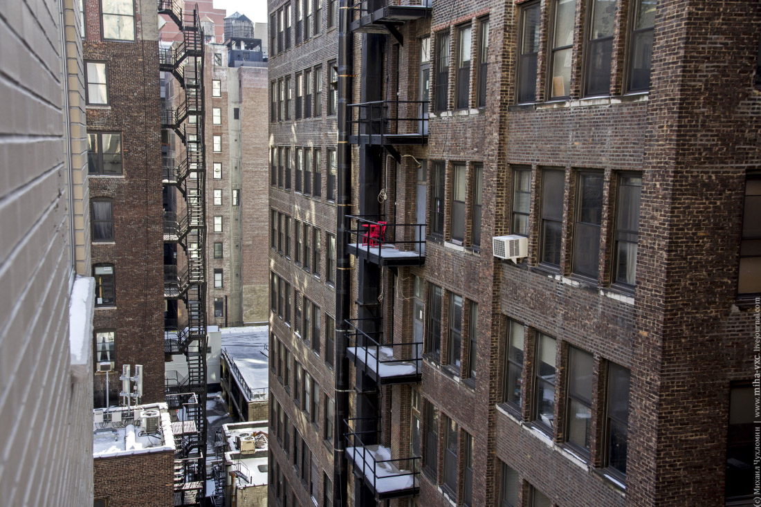 Балконы между домами. Флэтайрон Нью Йорк. Здание Flatiron в Нью-Йорке. Бартоломью здание Манхэттена. Манхэттен Флэтайрон Билдинг.